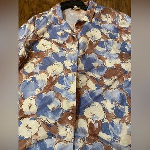 Very cool Retro blouse! Mr. Alex Brand w/blue, brown & white flowers.